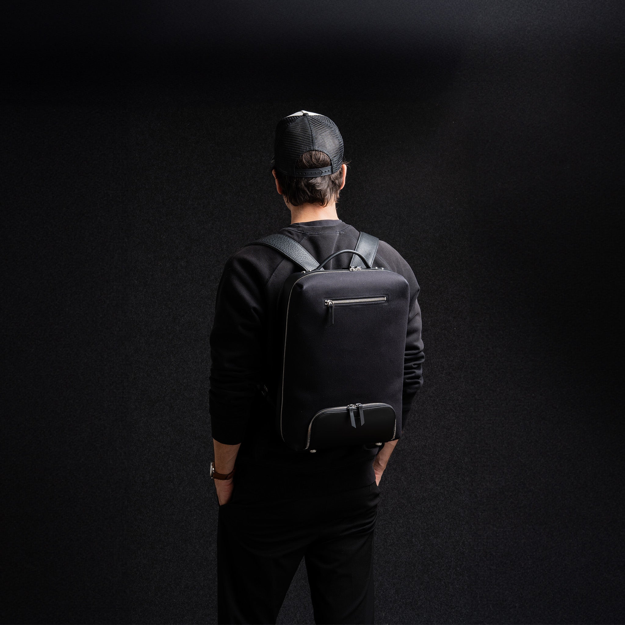 Sac à dos pour ordi portable en toile et cuir, conçu pour les hommes professionnels. Ce sac à dos allie robustesse et élégance, parfait pour le travail et les déplacements. Un choix idéal pour les professionnels.