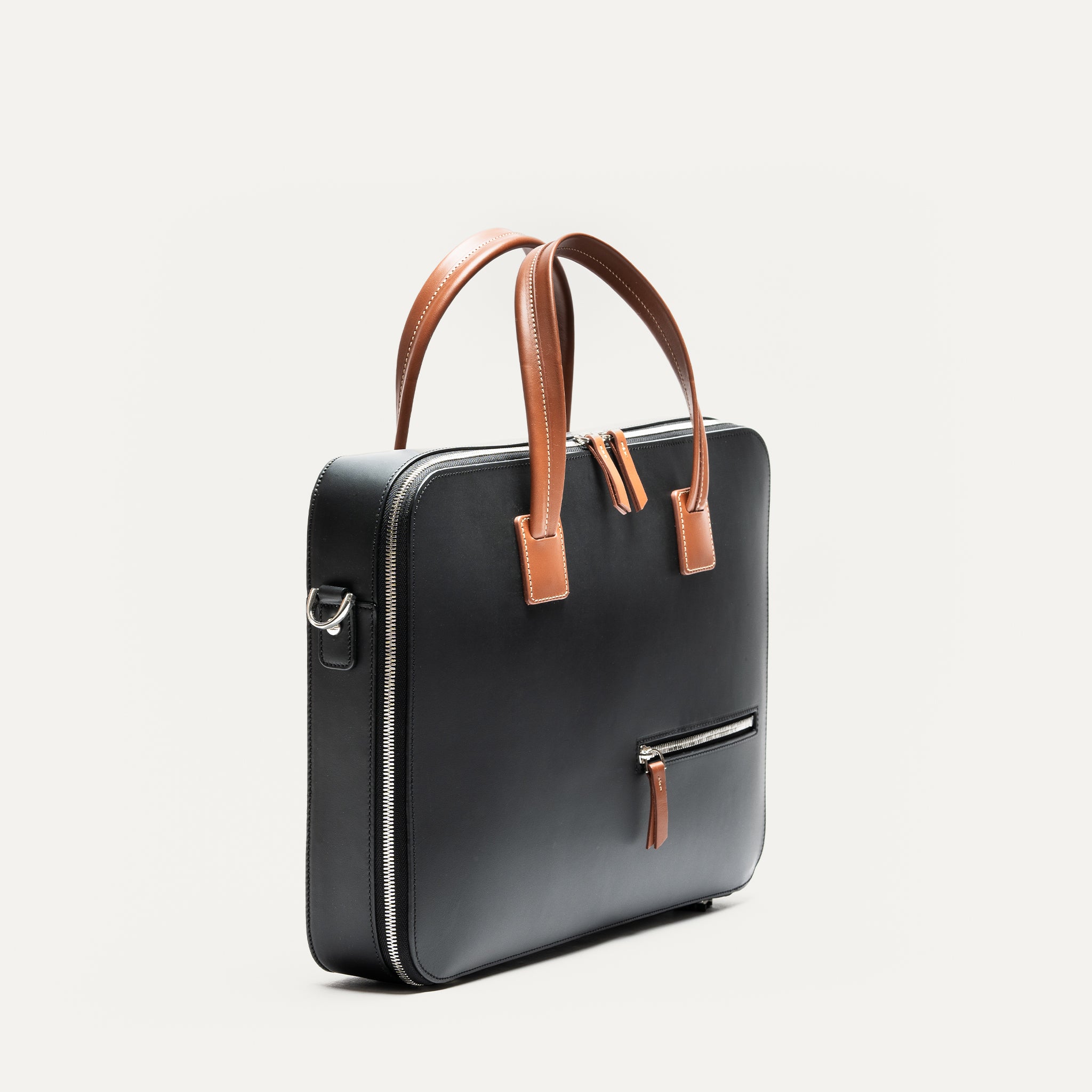 Le sacoche cuir ordinateur portable est l'accessoire parfait pour les hommes d'affaires en déplacement. Avec sa sangle portée épaule et son design minimaliste, cette sacoche offre une solution fonctionnelle et élégante pour transporter votre équipement en toute sécurité.