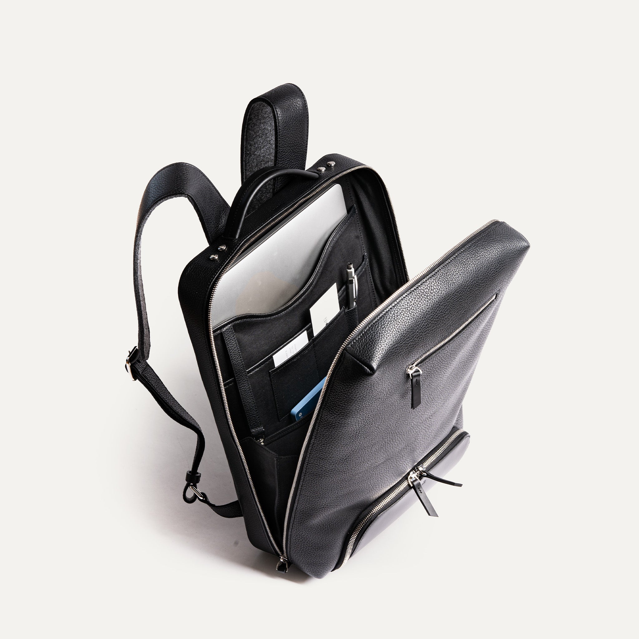 ce sac à dos ordinateur portable multifonctionnel avec fermetures éclair argentées, idéal pour l’organisation élégante. Ce sac à dos est doté d’un compartiment rembourré pour ordinateur portable et de nombreux espaces de rangement pour vos essentiels.