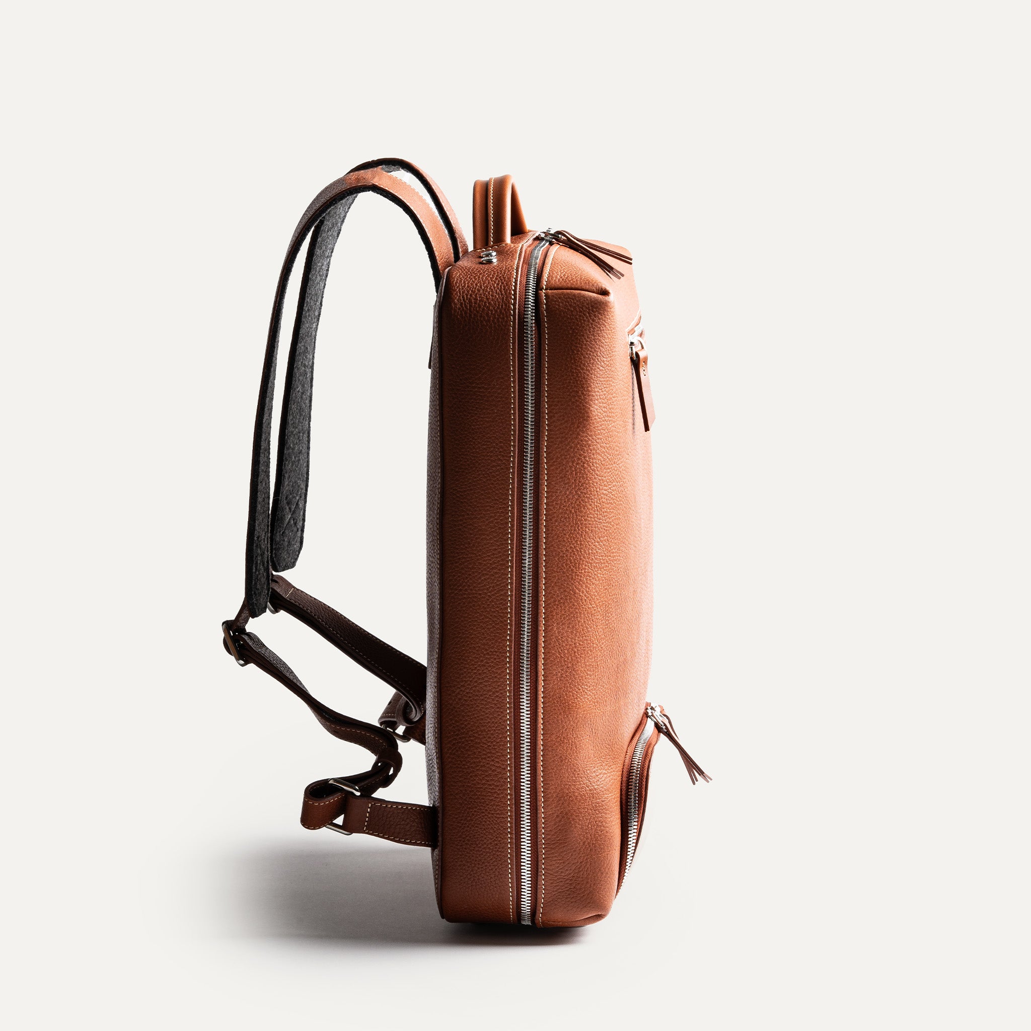 sac à dos ordinateur portable doté de bretelles ajustables pour un confort optimal ce sac à dos présente une silhouette épurée et un design minimaliste qui soulignent sa finesse et son artisanat de qualité. Les coutures fines et précises témoignent de l’excellence de sa fabrication.