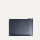 Fabriquée en cuir de haute qualité, cette pochette pour ordinateur portable en cuir bleu marine est conçue pour durer. Sa construction robuste garantit une durabilité à long terme. Avec son design minimaliste, cette pochette en cuir est un choix parfait pour ceux qui préfèrent un style épuré et moderne.