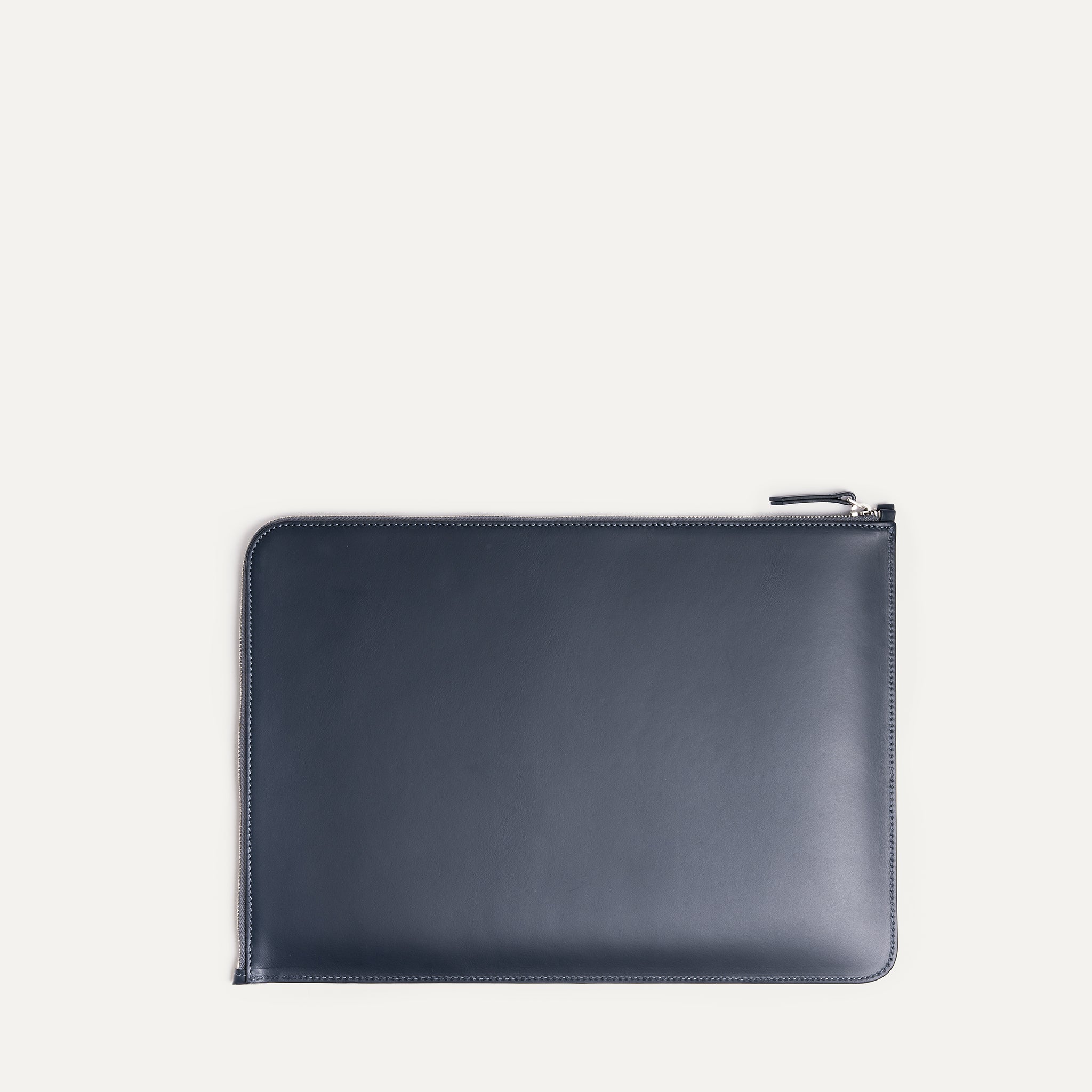 Fabriquée en cuir de haute qualité, cette pochette pour ordinateur portable en cuir bleu marine est conçue pour durer. Sa construction robuste garantit une durabilité à long terme. Avec son design minimaliste, cette pochette en cuir est un choix parfait pour ceux qui préfèrent un style épuré et moderne.