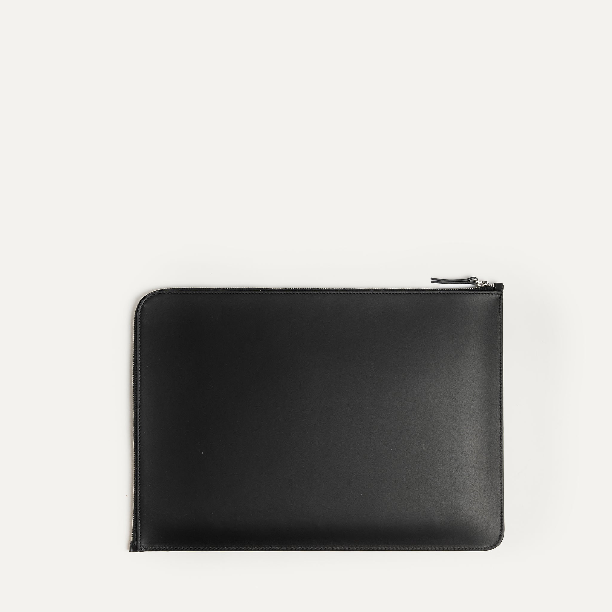 Adoptez la pochette pour ordinateur portable noire pour protéger votre ordinateur avec élégance. Le design minimaliste et intemporel est complété par une doublure matelassée. Une grande ouverture zippée pour un accès facile. Deux poches intérieures pour vos câbles et accessoires.