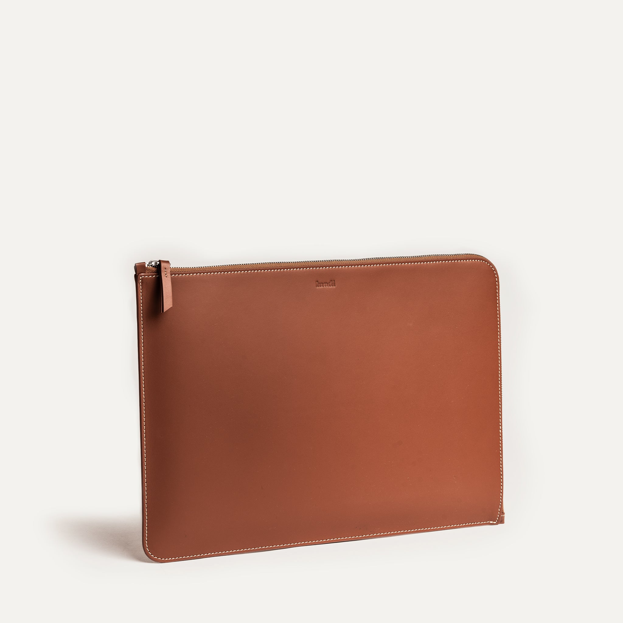 Offrez une protection premium à votre ordinateur portable avec cette pochette en cuir marron. Conçu pour les professionnels, il combine style et fonctionnalité. Le cuir de haute qualité assure une protection durable contre les dommages.