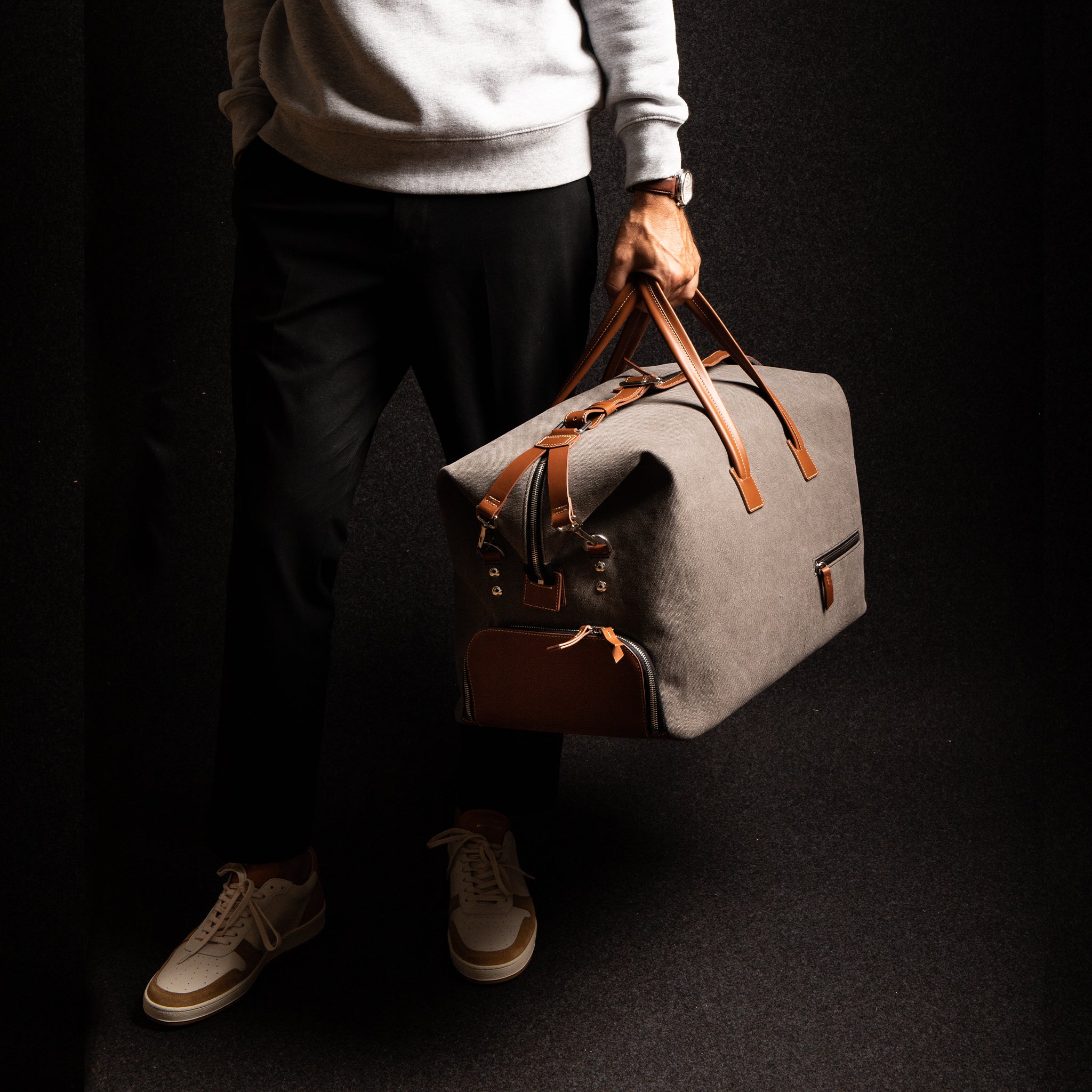 Ce sac de voyage gris et marron est l'accessoire de week-end parfait pour ceux qui cherchent à allier style et fonctionnalité. Son design compact permet un rangement efficace de vos affaires essentielles, tandis que ses poignées robustes assurent une prise en main confortable et sécurisée.