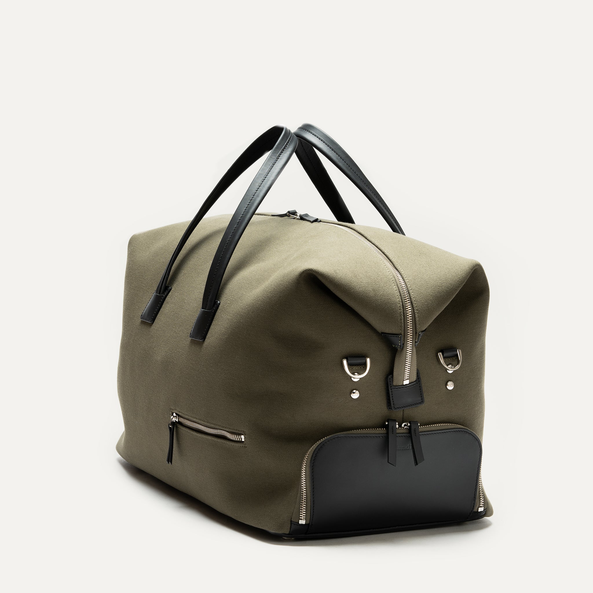  Voyagez avec style grâce à ce sac de voyage kaki doté de multiples compartiments zippés. La combinaison de toile résistante et de cuir noir garantit une durabilité exceptionnelle. Idéal pour les escapades de week-end, ce sac offre un espace de rangement spacieux et bien organisé.