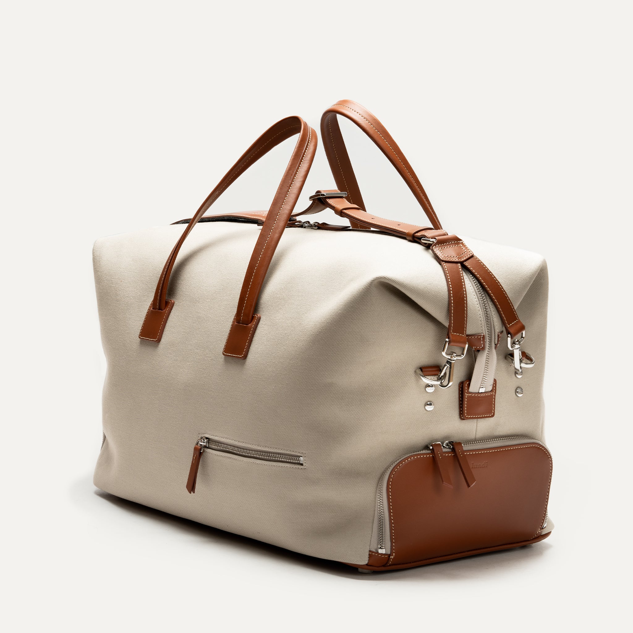 Ce sac de voyage en toile sable avec des accents en cuir camel est l'accessoire parfait pour vos escapades de week-end. Il dispose d'une grande capacité de rangement. Ce sac est idéal pour les voyageurs élégants recherchant un look sophistiqué.