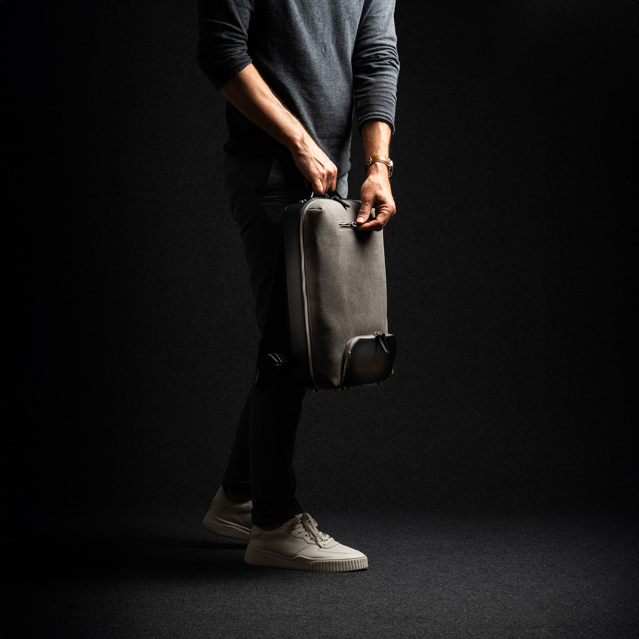 Découvrez ce sac à dos en toile et cuir, idéal pour transporter un ordinateur portable. Conçu pour les hommes actifs, il offre une organisation optimale avec ses nombreux compartiments et assure un look chic et professionnel, parfait pour le bureau ou les voyages d'affaires.