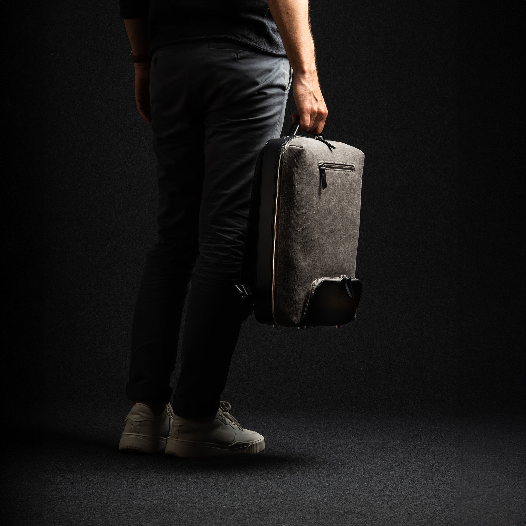 Ce sac à dos homme en toile et cuir est parfait pour transporter votre ordinateur portable de manière sécurisée. Avec son design sophistiqué et ses multiples poches, il est l'accessoire idéal pour les professionnels en quête de style et de praticité. il y a également une poignée pour transporter son sac à dos. 