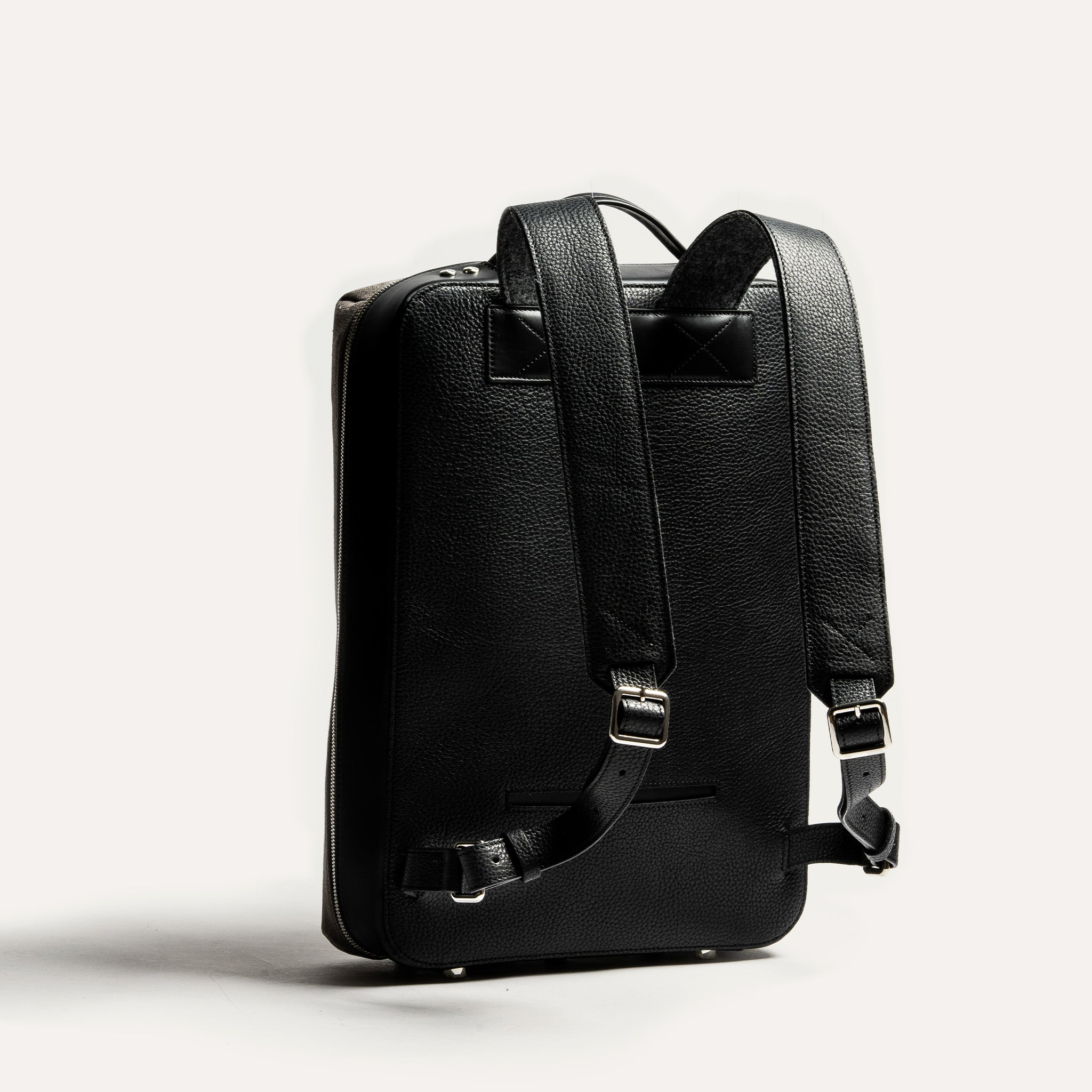 Découvrez ce sac à dos en cuir noir raffiné, parfait pour une utilisation quotidienne. Ses bretelles ajustables et ses finitions métalliques ajoutent une touche de sophistication. Le cuir résistant assure une protection optimale de vos affaires. Ce sac est conçu pour les professionnels recherchant une solution de transport élégante. Idéal pour les déplacements en ville.