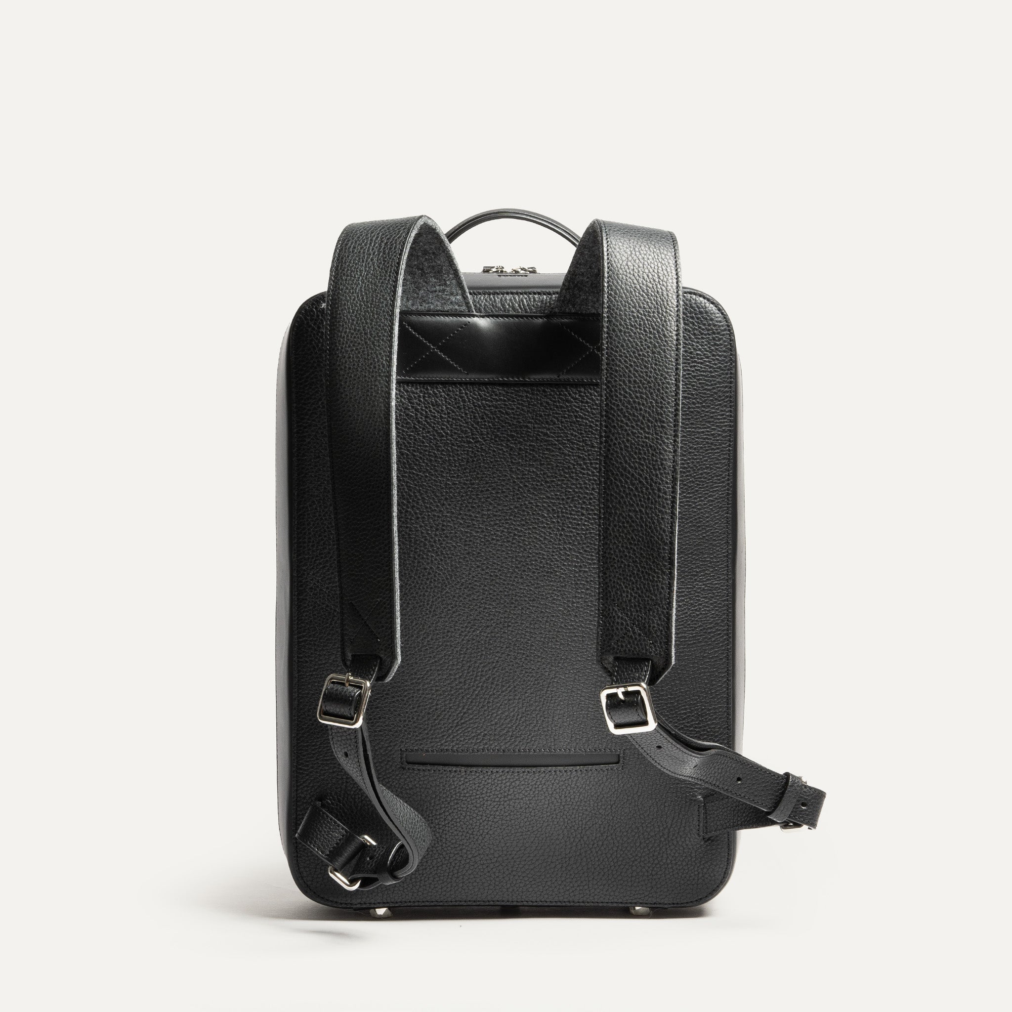 Ce sac à dos en cuir noir élégant est parfait pour les professionnels. Il est doté de bretelles ajustables robustes et d'une poignée de transport sur le dessus. Sa finition texturée ajoute une touche de sophistication. Idéal pour transporter des ordinateurs portables et des documents. Un accessoire de mode pratique et stylé.