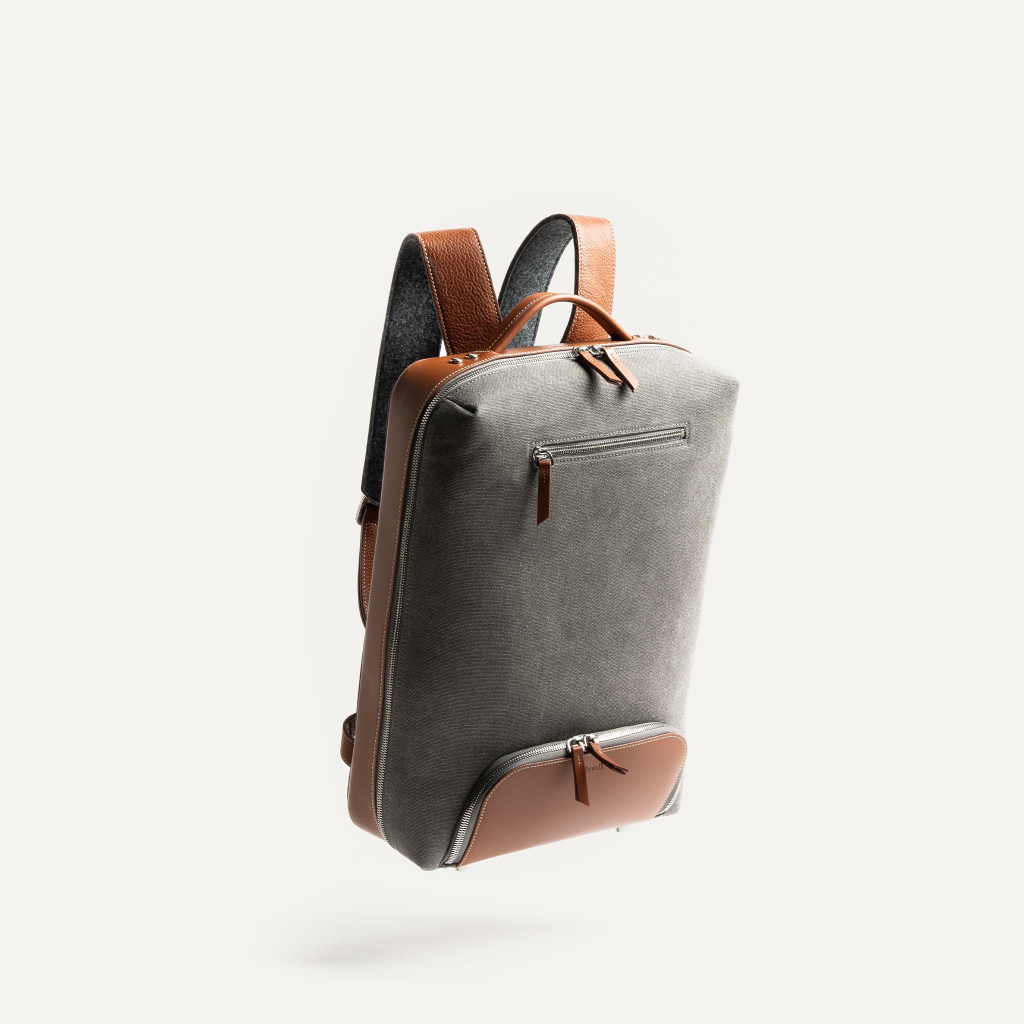 l’élégance du design minimaliste avec ce sac à dos en toile grise chic, parfait pour ranger toutes ses affaires indispensables de bureau. 