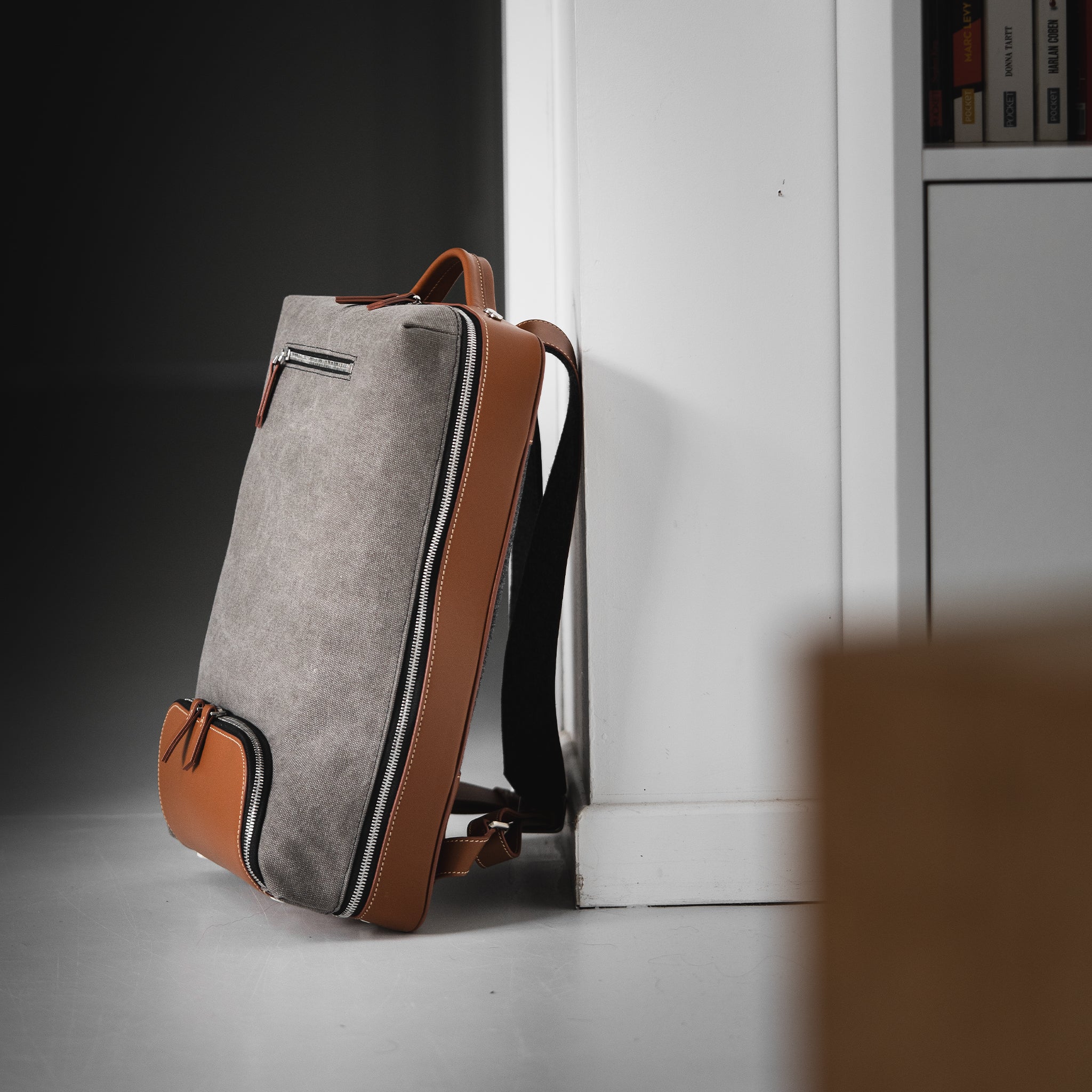 ce sac à dos arbore un design épuré avec des poches externes minimales et des fermetures éclair apparentes.