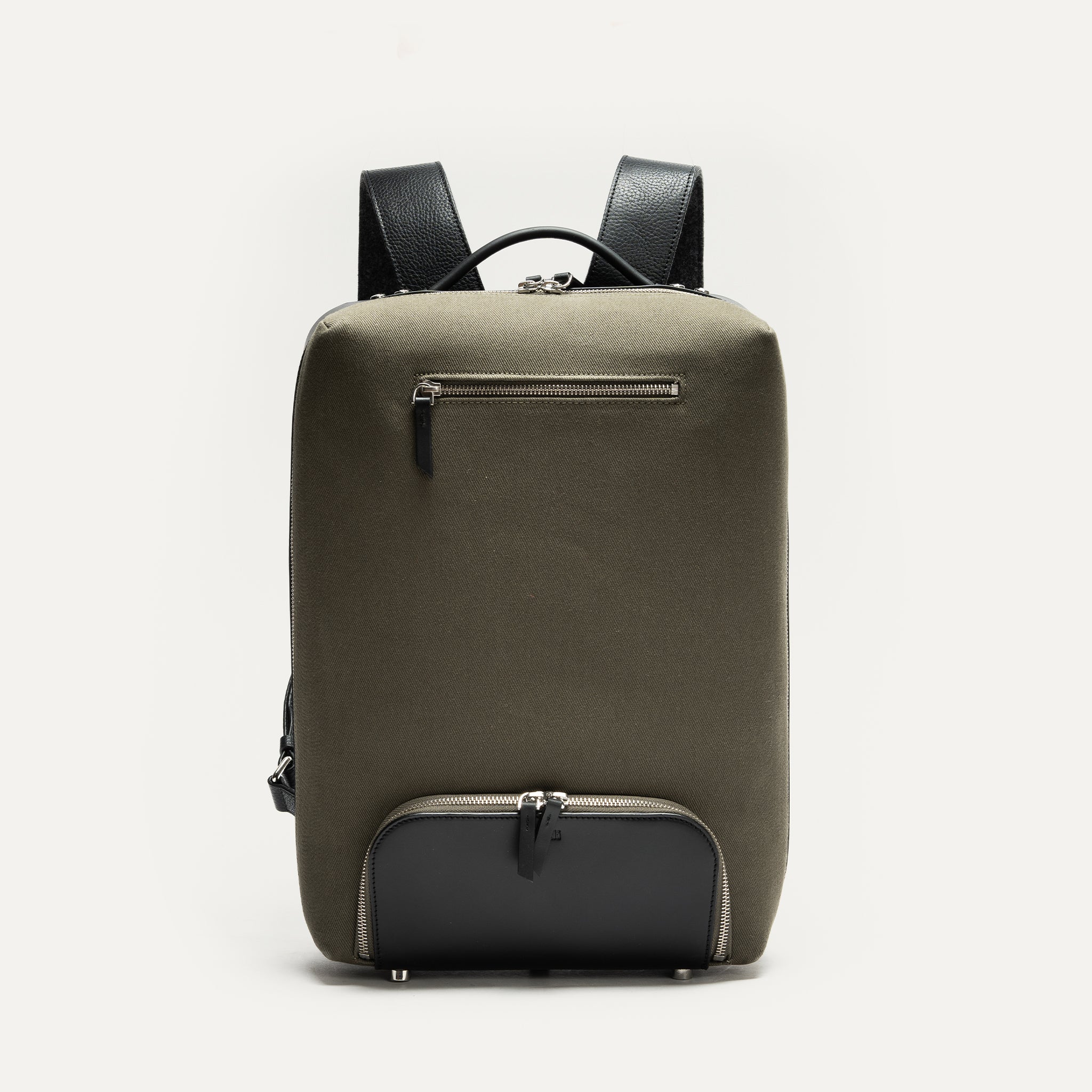 Ce sac à dos en toile et cuir pour homme est parfait pour transporter un ordinateur portable. Avec des bretelles en cuir et feutre, il offre un confort optimal. Son compartiment principal spacieux est sécurisé par une fermeture éclair. Idéal pour un usage professionnel. Le design sobre et élégant le rend adapté à tout environnement de travail.