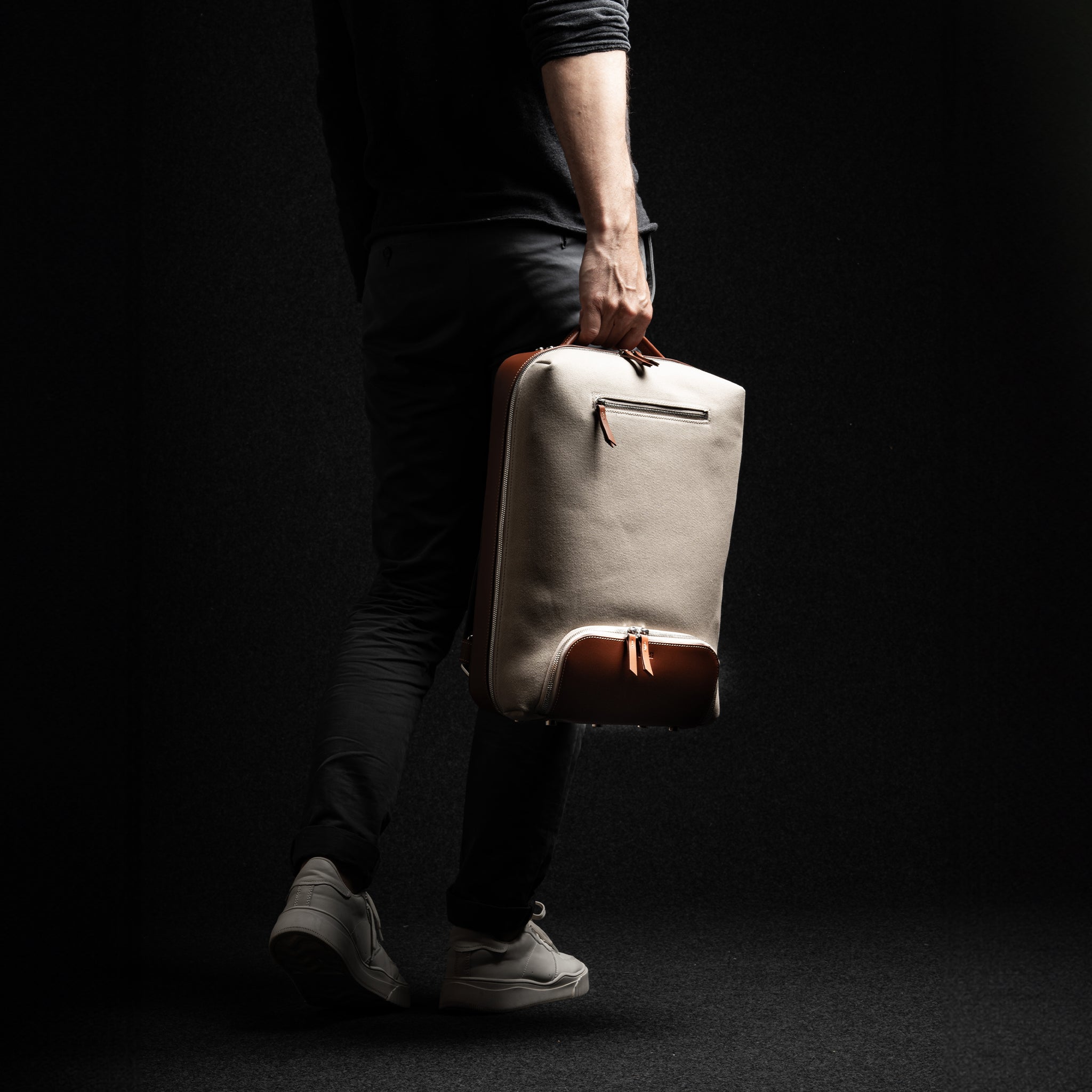 Le sac à dos en toile et cuir pour homme, incarne la durabilité et l'élégance. Sa toile robuste et ses accents en cuir cognac offrent une combinaison idéale pour transporter vos essentiels avec classe. Que ce soit pour le travail ou les loisirs, ce sac à dos est conçu pour ceux qui apprécient à la fois la qualité et le style.