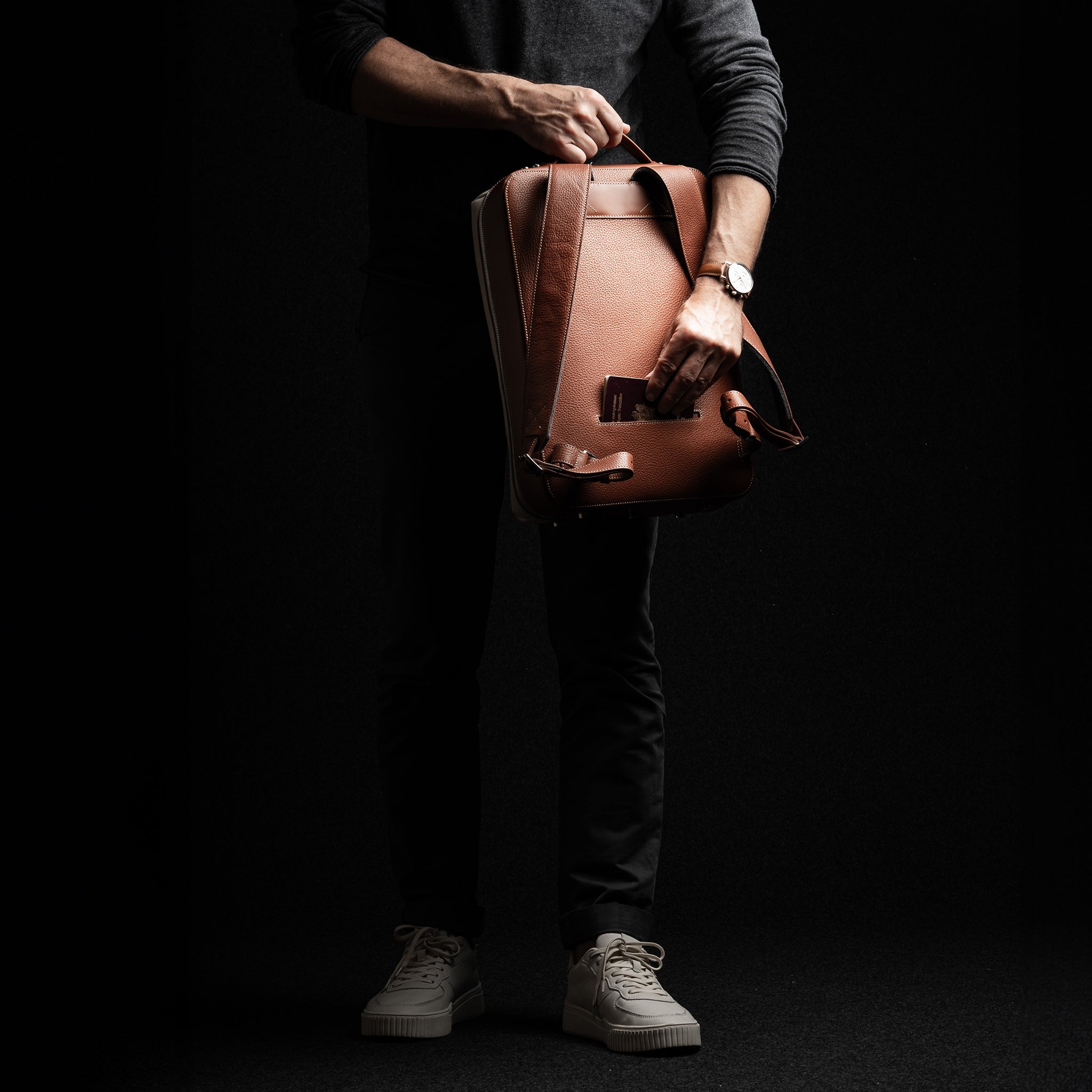 Le sac à dos en toile et cuir présenté ici est idéal pour le travail ou les voyages. Ses détails en cuir cognac ajoutent une touche de sophistication, tandis que sa construction en toile assure durabilité et robustesse. Cet accessoire polyvalent convient parfaitement à ceux qui veulent allier praticité et élégance dans leur quotidien.