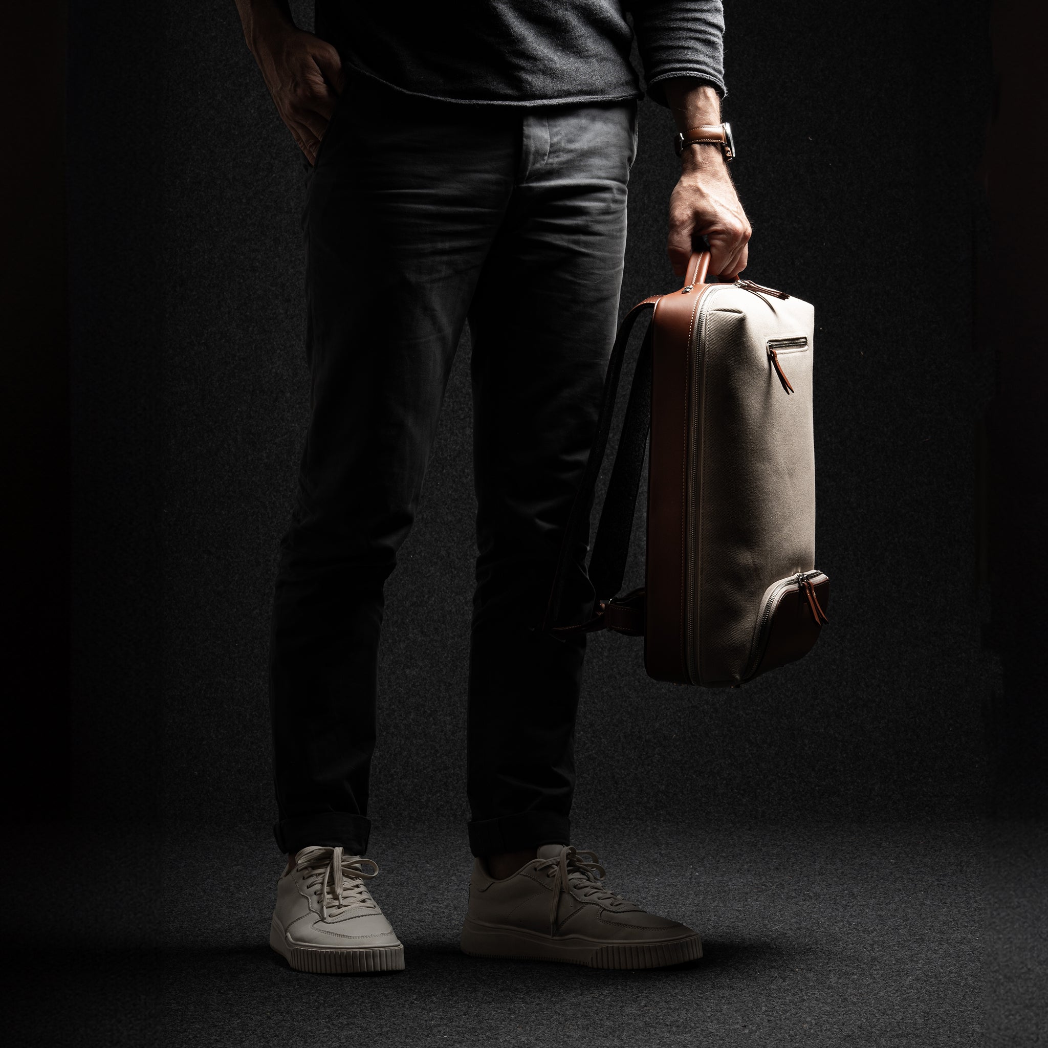 Ce sac à dos pour homme incarne l'alliance parfaite entre fonctionnalité et sophistication, avec sa toile robuste et son cuir de qualité supérieure. Les anses en cuir lisse et le cuir grainé au tannage semi-végétal ajoutent une touche de raffinement à cet accessoire incontournable.