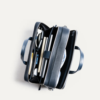 le sac pour ordinateur permet de conserver ses fonctionnalités pratiques, avec un double compartiment idéal pour des voyages de deux jours.