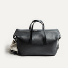 Conçu pour les professionnels, ce sac de voyage en cuir noir est compact mais offre beaucoup de rangement. Il comprend une poche pour ordinateur et diverses poches pour accessoires. Les poches extérieures permettent de ranger chaussures et linge sale. Un sac élégant et fonctionnel pour tous vos déplacements.