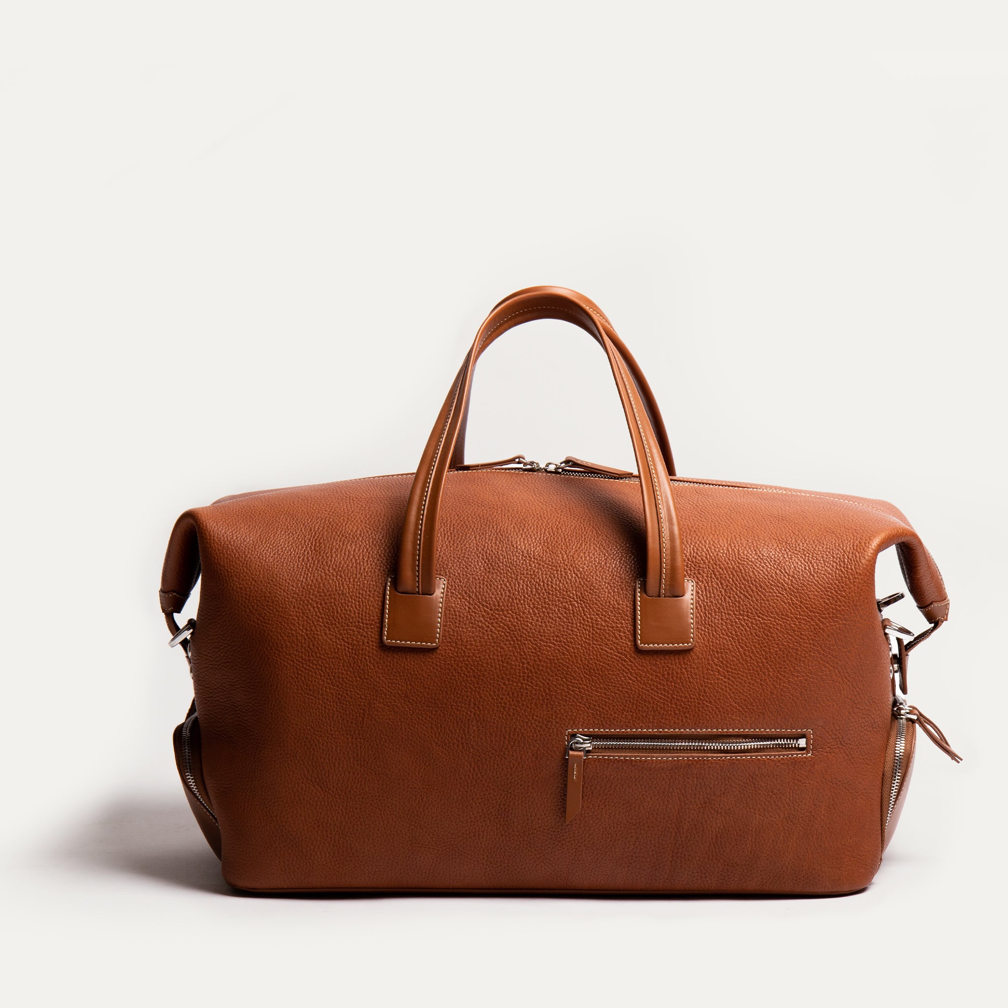 Profitez de vos week-ends avec ce sac en cuir haut de gamme, doté d'un compartiment pour chaussures. Élégant et spacieux, il est conçu pour ceux qui apprécient la qualité et la praticité.